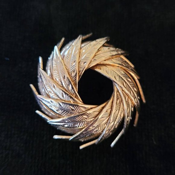 Vintage Coro Gold Tone Leaf Wreath Dimensional Brooch 1.75" - Picture 8 of 8